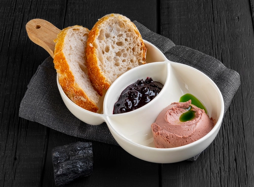 Паштет из печени цыпленка с джемом из смородины 